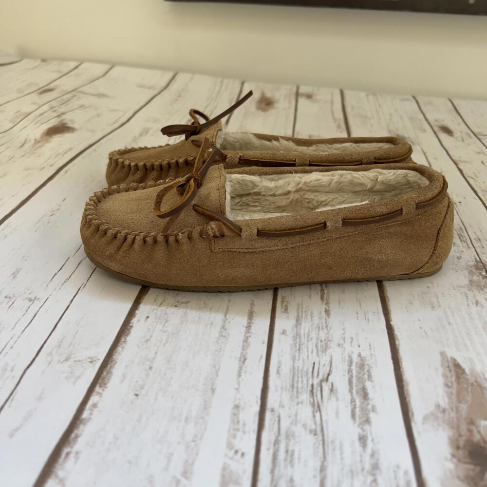 Minnetonka Women's Brown Suede Moccasin‎ Slippers with Faux Fur Lining - 8